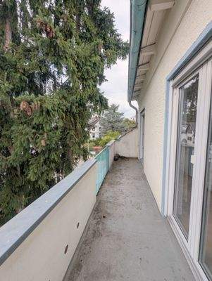 Balkon mit Bäumen davor