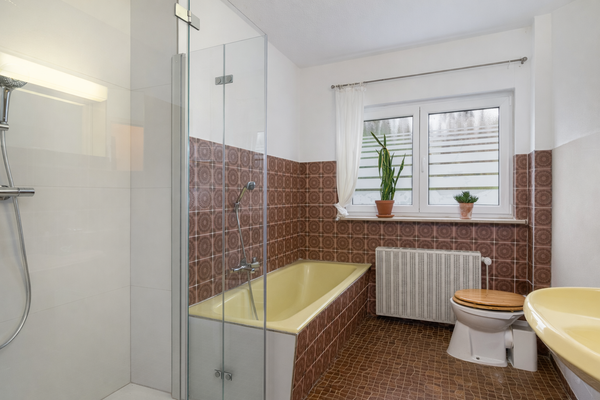 Badezimmer Wanne und Dusche EG