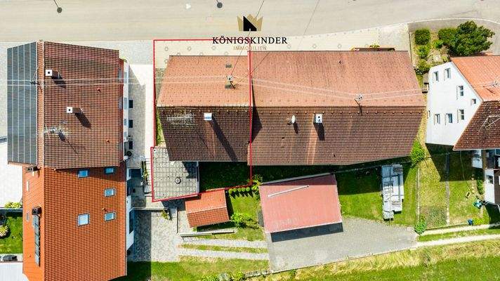 Drohnenaufnahme mit hervorgehobener Grundstücksgrenze – perfekte Visualisierung des Grundstücksumfangs