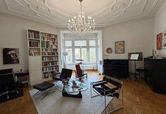 Wohnzimmer mit Stuck