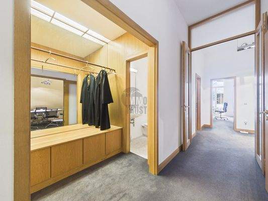 Flur und Bäder im EG