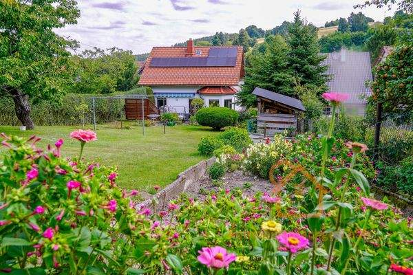 Blühender Garten mit Haus