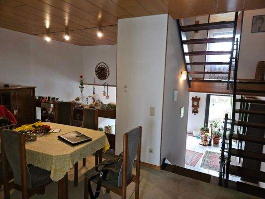 Essbereich mit Blick ins Wohnzimmer