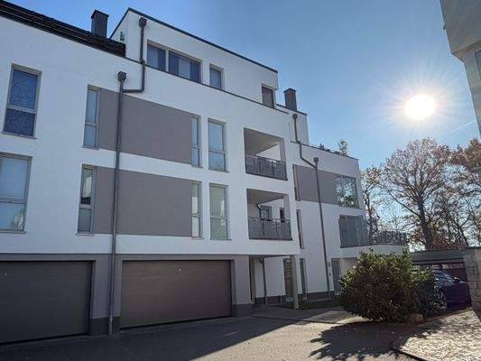 Mehrfamilienhaus (am Carport)