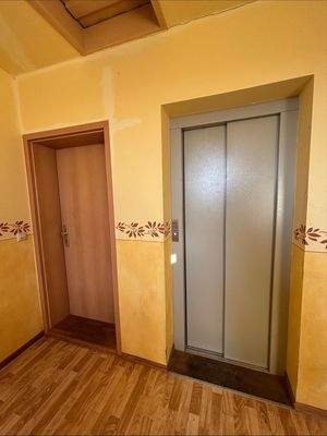 Wohnungseingangstür + Aufzug