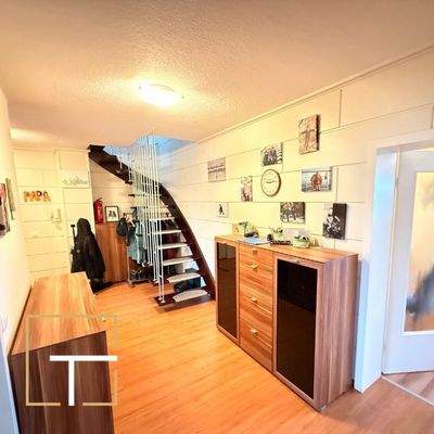 Heller Flur mit Treppe