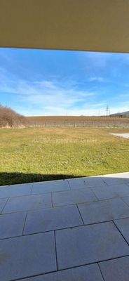 Überdachte Terrasse mit Garten