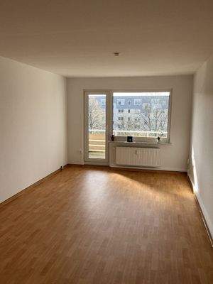 Wohnzimmer mit Balkon