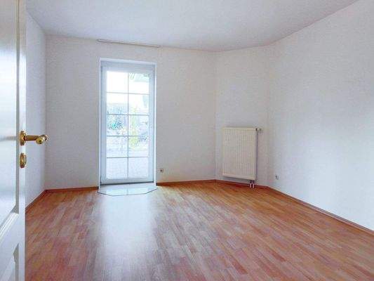 7. Schlafzimmer mit Außentür zur Terrasse.jpg