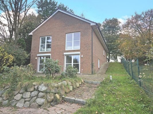 Einfamilienhaus mit Garage und Carport