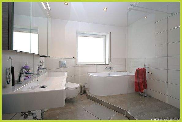 Badezimmer mit Wanne und XL Dusche