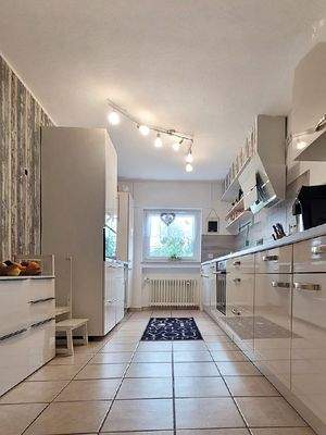 Küche mit moderner Einbauküche