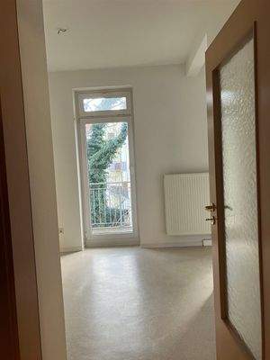 Küche mit Zugang zum Balkon