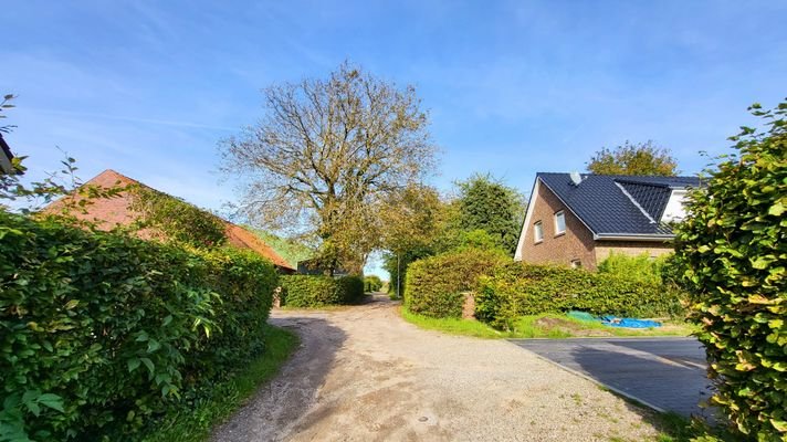 Straße, rechtsseitig Grundstückszufahrt