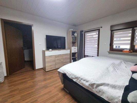 Elternschlafzimmer mit Balkonzugang