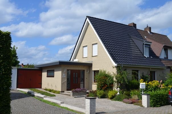 Hauseingang und Carport