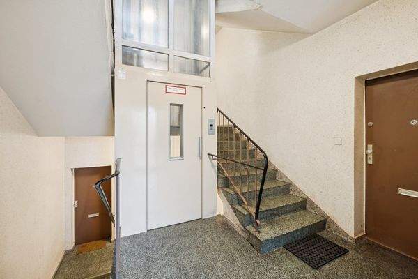 Der Lift zur Wohnung hält auf halber Etage