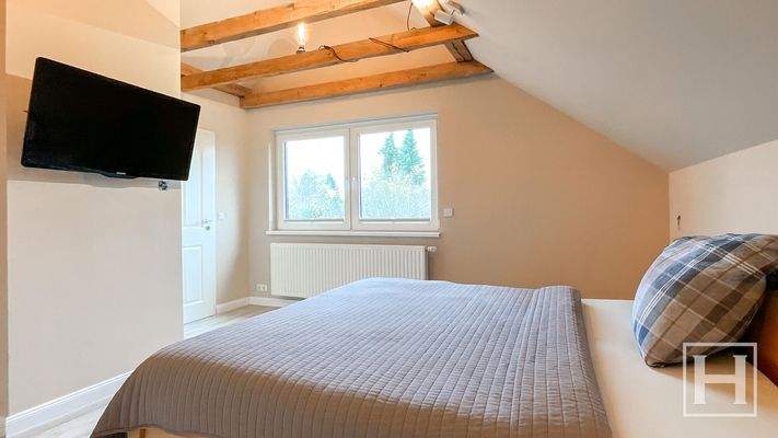 Schlafzimmer mit Zugang zur Ankleide