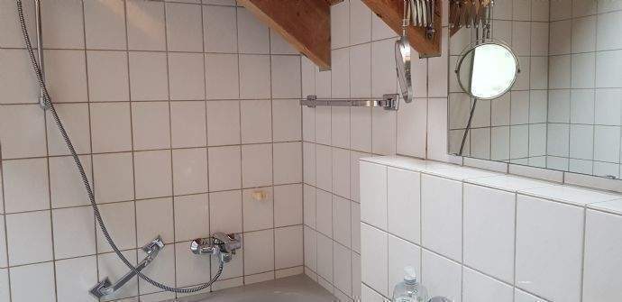 Wannenbad. Fenster. Waschmaschinenanschluss