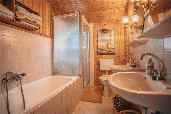 Ein zusätzliches Badezimmer mit Badewanne