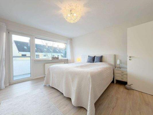 Schlafzimmer mit Zugang zum Balkon