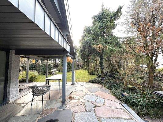 Vorgelagter Terrasse an den Wohnbereich