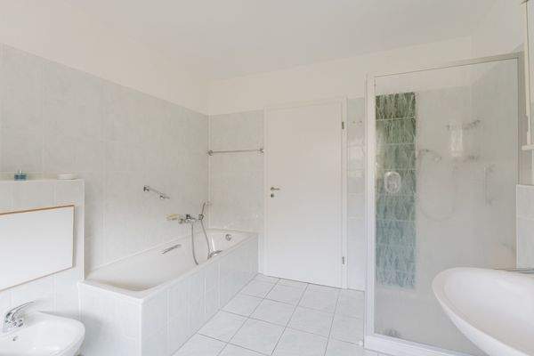 Badezimmer mit Dusche & Wanne