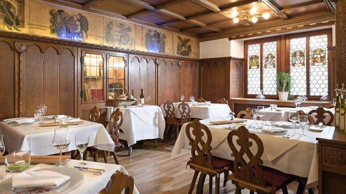 "Fauststube" mit Wandmalereien, filigrane Bleiglasfenster und detailreiche Holzvertäfelungen