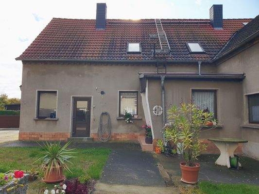 Hausansicht und Heizungsraum