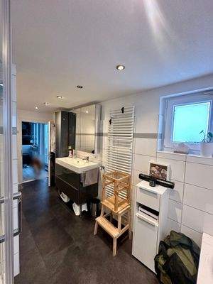 Großer Waschtisch und Tageslicht im Bad