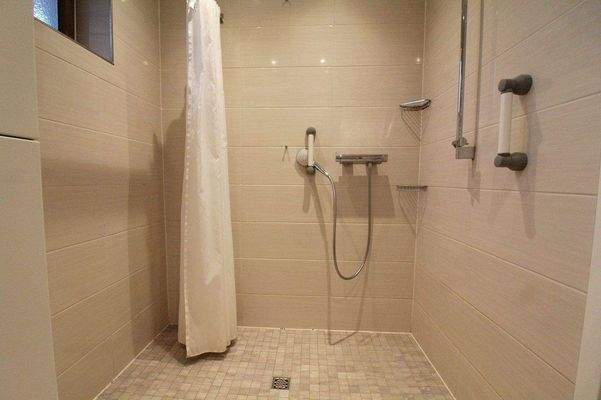 Badezimmer mit ebenerdiger Dusche