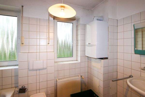  Bad mit Wanne und Fenster