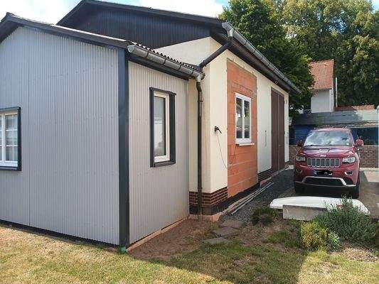 Front mit gedämmten Anbau