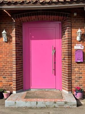 einziges Haus mit rosa Tür im Ort