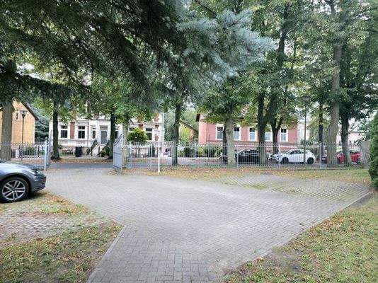 Zufahrt auf Grundstück und Stellplätze