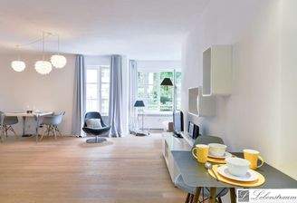 Blick in die Wohnung mit BistroTisch