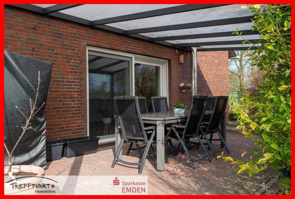 Überdachte Terrasse mit seitlichen Schiebeelementen