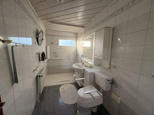 Badezimmer mit Bodentiefer Dusche