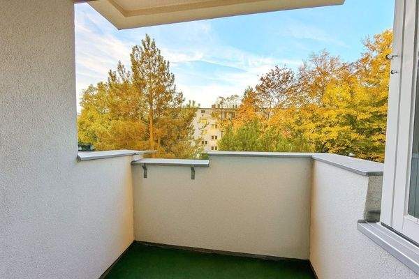 Balkon Möbel mit KI entfernt