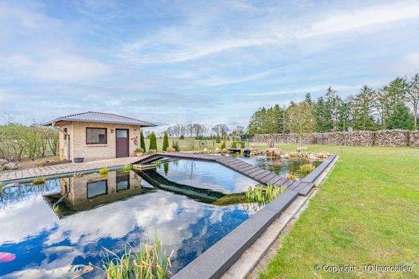 Großer Naturteich mit Gartenhaus