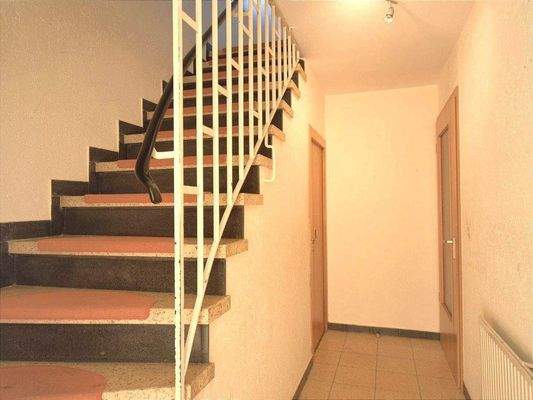 EG Hauseingang Flur Treppenaufgang zum DG 