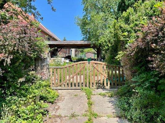 Einfahrt mit Doppelcarport