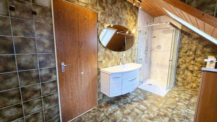 Badezimmer OG mit ebenerdiger Dusche.jpg