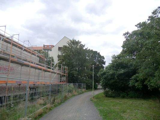 Grünzug neben dem Haus