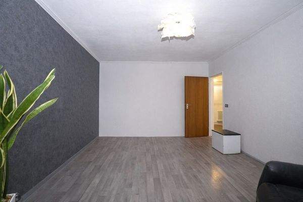 Wohnzimmer mit Balkonzugang