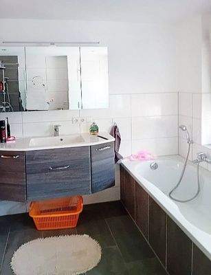 Helle Bäder mit Wanne...