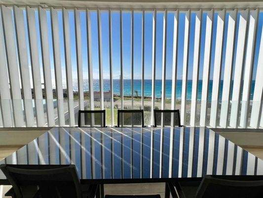 Einzigartige Villa am Meer mit Innenpool, Gärten und Gästehaus