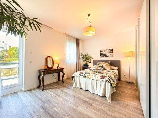 Schlafzimmer 1 im Obergeschoss mit Balkon