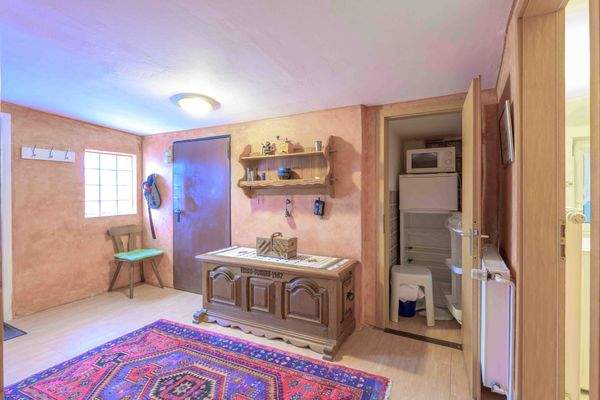 mit Blick in einen kleinen praktischen Vorratsraum.jpg