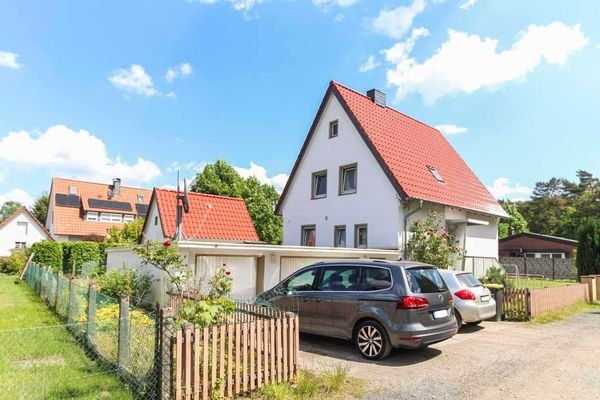 Hausansicht mit Garage